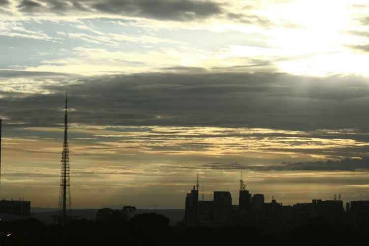 A temperatura deve variar entre 17ºC a 28ºC, segundo o Instituto Nacional de Meteorologia (Inmet). A umidade relativa do ar pode variar entre 95% a 50%