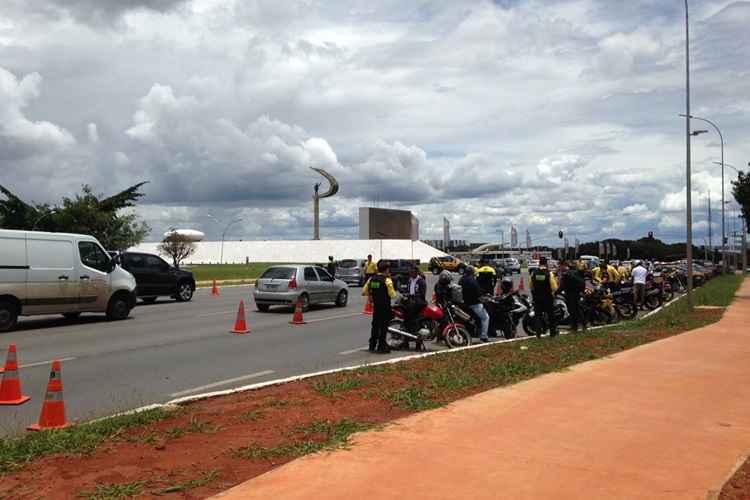 Levantamento do Detran-DF identificou que nos fins de semana de 300 a 400 motociclistas se reúnem no Setor de Oficinas do Sudoeste e ingerem bebida alcoólica de Oficinas do Sudoeste e na saída próximo ao Eixo Monumental