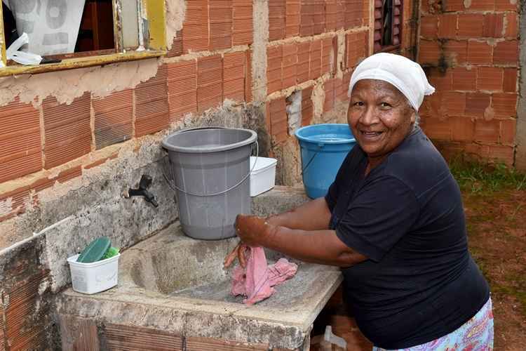 No Recanto, Terezinha reutiliza o líquido destinado à lavagem de roupas para a limpeza da casa