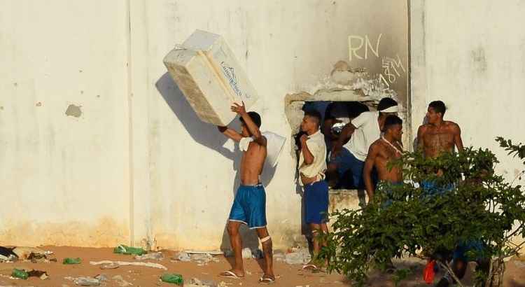 A rebelião que vitimou 26 detentos em Alcaçuz se deu por causa da briga entre as duas facções presentes dentro da unidade