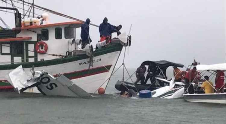 Segundo os bombeiros, as águas turvas dificultam o resgate dos corpos: avião bem retorcido após o impacto