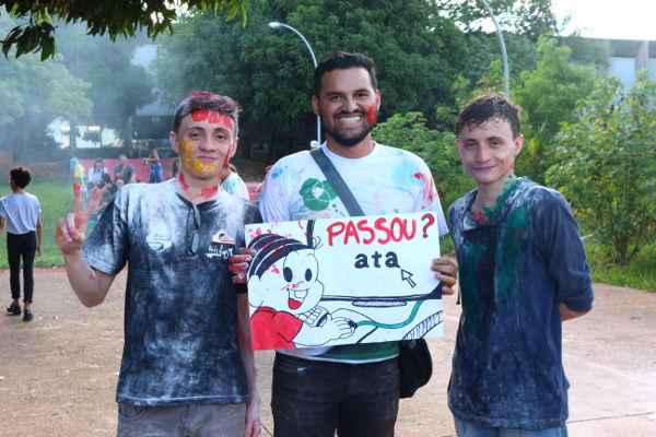 Rubenilson Cerqueira, um dos fundadores do Galt ao centro, e os gêmeos Felipe de Oliveira Sobrinho (à esquerda), que conquistou a vaga para engenharia de redes de comunicação, e Gabriel de Oliveira Sobrinho (à direita), que cursará engenharia elétrica, ambos na UnB