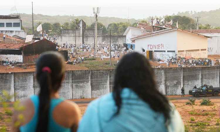 Do lado de fora, familiares vivem angústia e medo