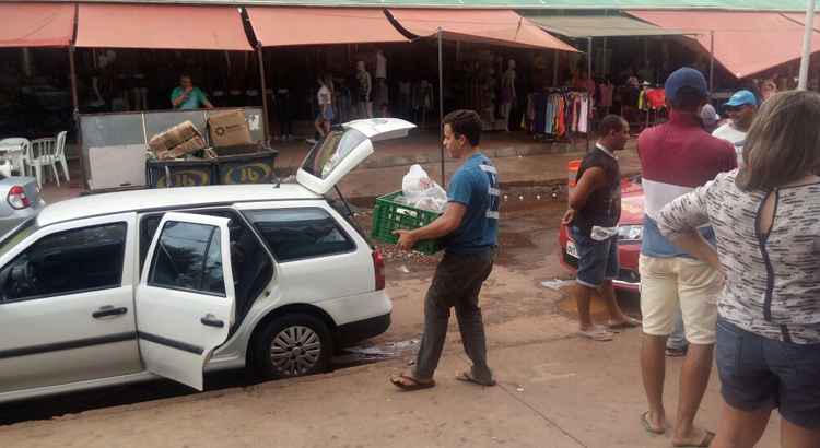 Comerciantes retiram produtos de lojas que não foram atingidas pelo incêndio