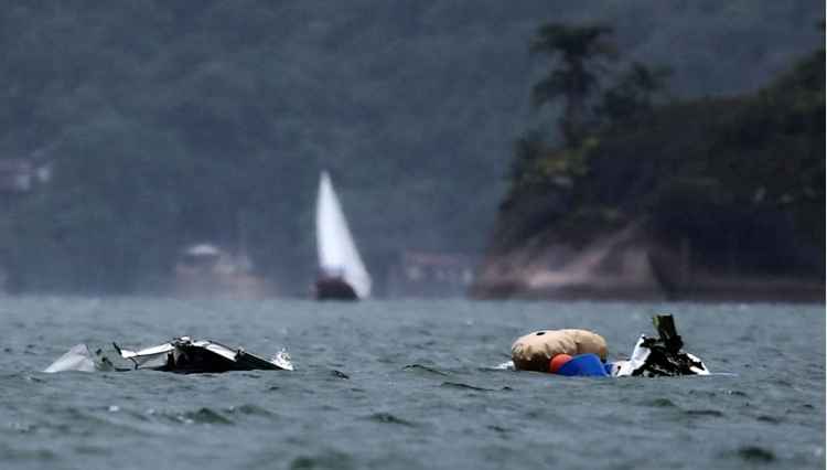 Destroços da aeronave acidentada proximo a Ilha Rasa em Paraty,