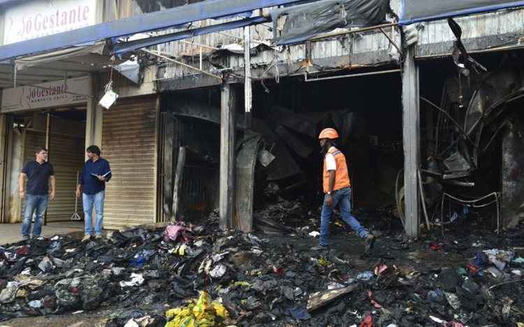 O laudo do Corpo de Bombeiros sobre as causas do incêndio só ficará pronto em 30 dias. Até lá, os comerciantes que tiveram lojas destruídas não sabem quando voltarão a trabalhar