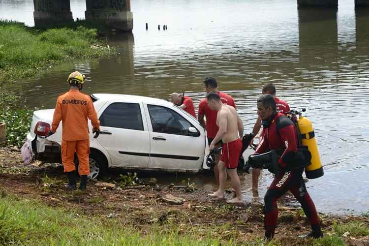 Bombeiros usaram um guincho e mergulhadores para retirar o carro