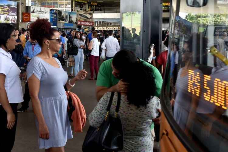 Passageiros reclamam que a alta não é acompanhada de melhorias no serviço