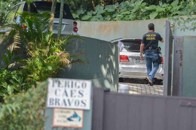 Policiais federais cumprem mandado na casa de Eike, no Rio: empresário está em Nova York