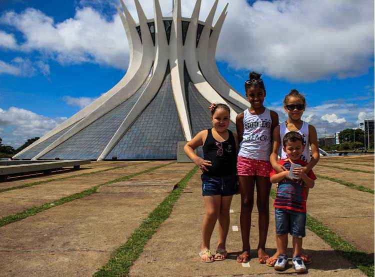 Ana Luíza de Oliveira (à esquerda) e Luiz Felipe (à frente) apresentaram a cidade às amigas mineiras Maria Eduarda e Anna Luíza Souza