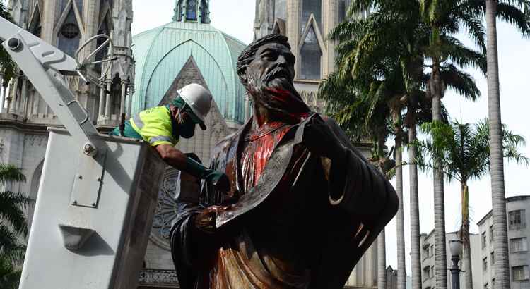 Estátua do apóstolo Paulo, na Praça da Sé, manchada com tinta vermelha, em protesto aos grafites apagados, e contra o prefeito João Doria