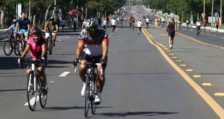 Brasilienses aproveitam o domingo de sol para praticar esportes no Eixão Sul