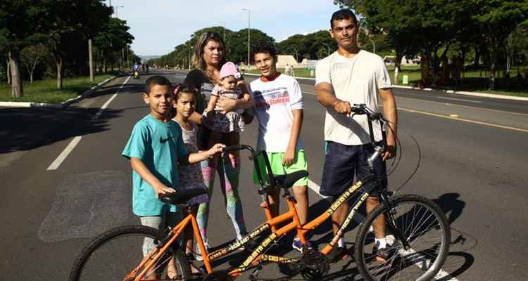 Na foto, a família Moisés Viana e Vânia Viana com os filhos Natanael, 14 anos, João Pedro, 11 anos, Gabrielle, 8 anos e a bebê Manuela Viana