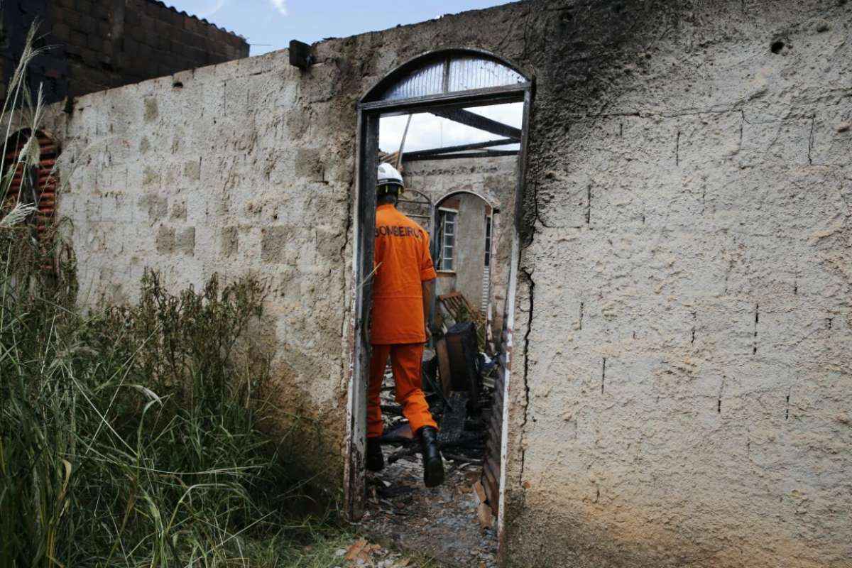 A casa ficava nos fundos de outra residência