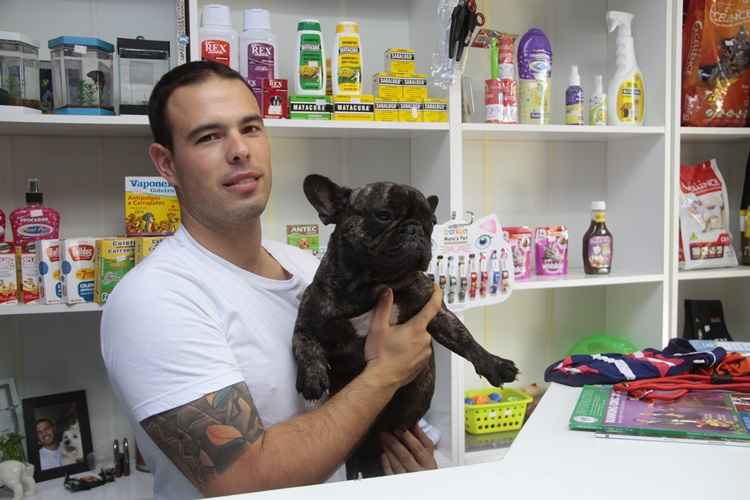 Dono de pet shop, Rafael torce para que a medida dê certo, pois, sem água, perderá até 35% da receita