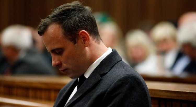 Pistorius foi condenado em primeira instância em 2014 a cinco anos de prisão por homicídio doloso. Na apelação, o ex-atleta de 30 anos foi condenado em julho a seis anos de prisão por assassinato