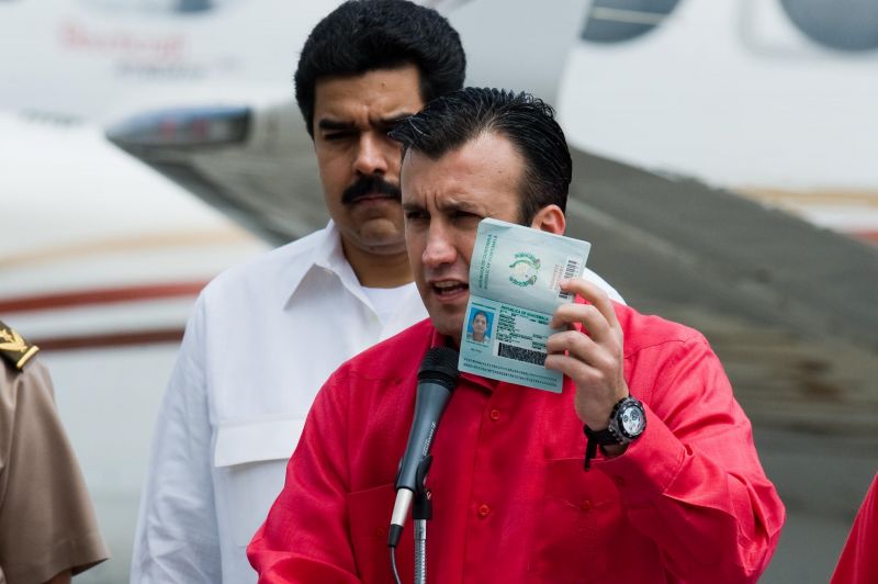 A figura do vice-presidente é fundamental no contexto da crise venezuelana porque, se for revogado por referendo, Maduro seria substituído por ele durante o governo interino restante