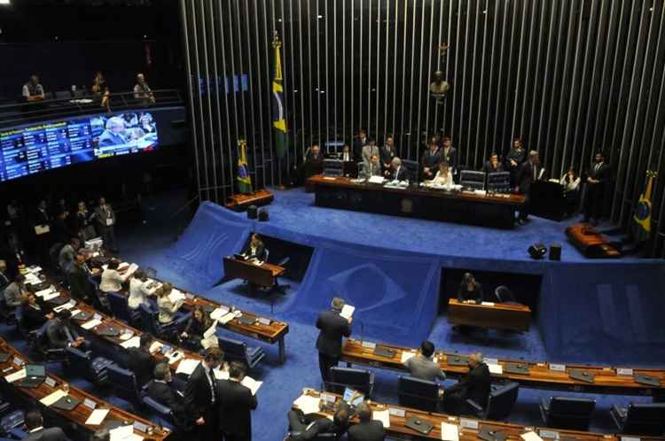 O apoio causou um racha na bancada petista, já que senadores como Lindbergh Farias (PT) e Gleisi Hoffmann não aceitam a possibilidade de apoiar o PMDB