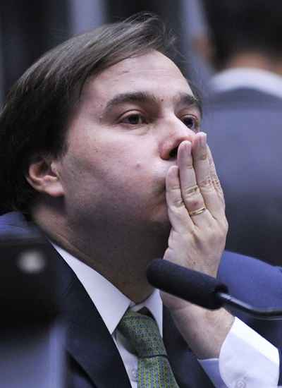 Celso de Mello indeferiu os pedidos de liminares feitos por um grupo de parlamentares para barrar a candidatura à reeleição do presidente da Câmara, Rodrigo Maia (DEM-RJ).  A votação está marcada para esta quinta-feira (2/2) pela manhã