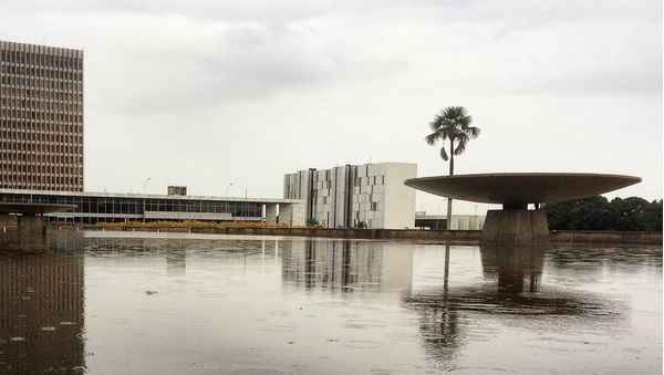 O céu ficará nublado a encoberto com pancadas de chuva e trovoadas isoladas