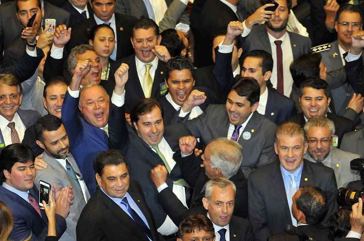 Além de presidir a Casa, Maia também é o primeiro na linha sucessória da presidência da República