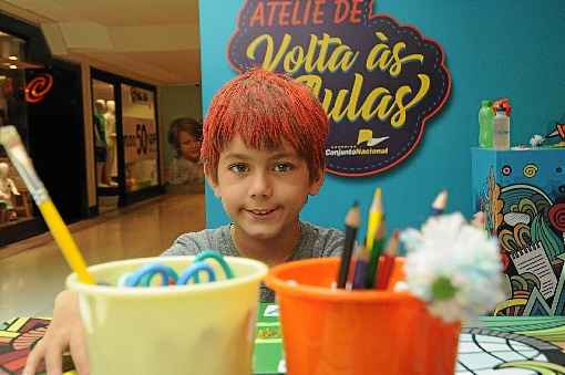 Matheus Shimola, 8 anos,  usou botões, adesivos e até fitinhas no caderno