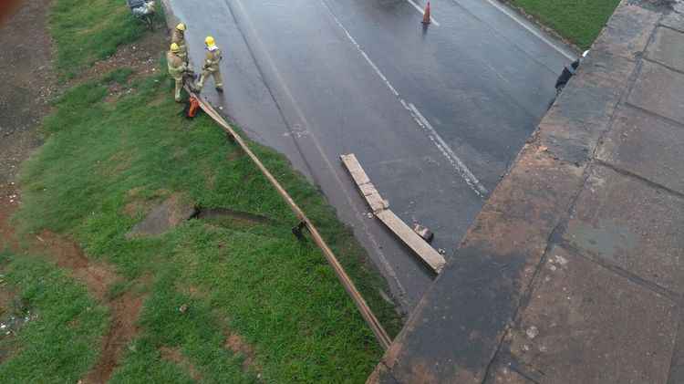 Mureta de proteção que caiu na Epia, vista de cima do viaduto