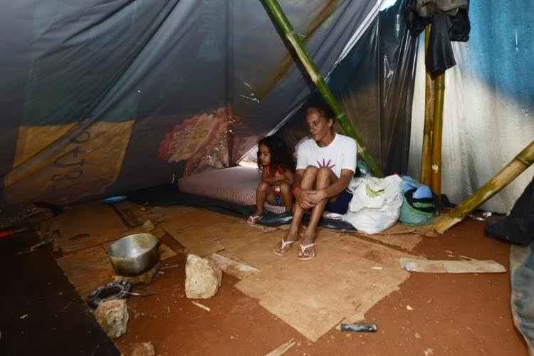 Maria José de Carvalho, 41 anos, ocupa a área em Ceilândia e levou a filha de 3 anos. A desempregada enfrenta o medo de ser despejada