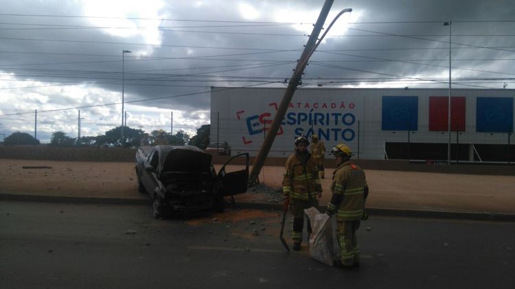 O condutor, ainda não identificado, foi transportado pelo SAMU em estado grave. A caminhonete teria se envolvido em outro acidente no mesmo dia