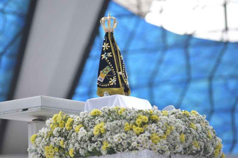 Imagem de Nossa Senhora leva quase 2,5 mil fiéis para Catedral de Brasília