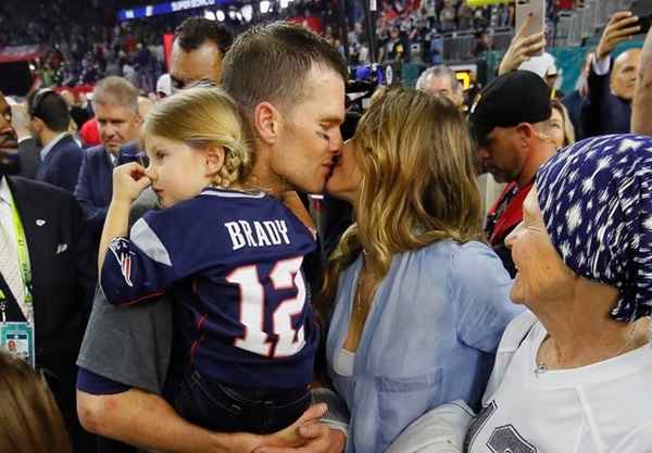 Gisele Bündchen comemora com Tom Brady na final do Super Bowl