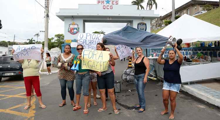 Parentes de policiais barram a saída de viaturas dos quartéis