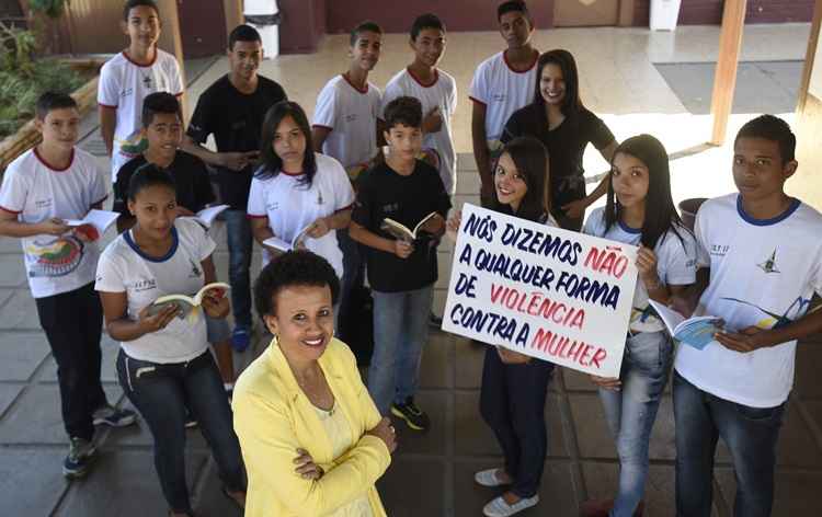 A professora Gina, idealizadora do projeto, com alunos de Ceilândia