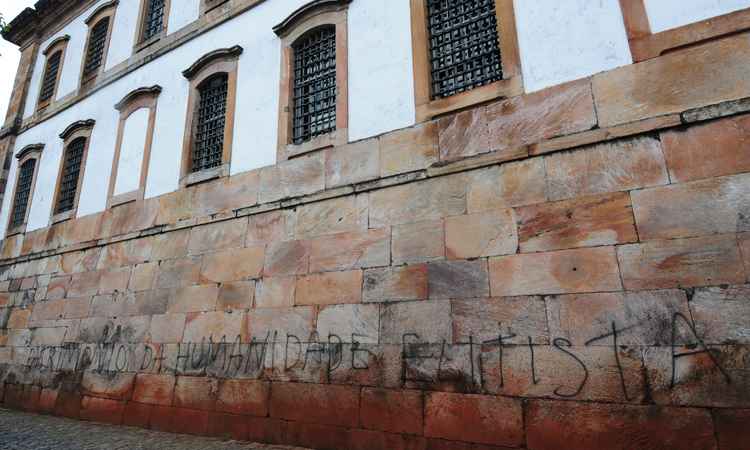 Sujeira ocupa uma área de 20 metros do museu