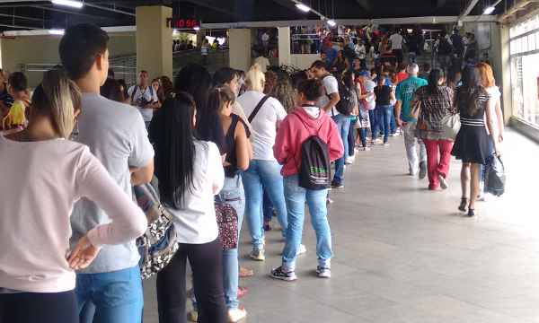 Fila no posto de atendimento do DFTrans do metrô dá voltas