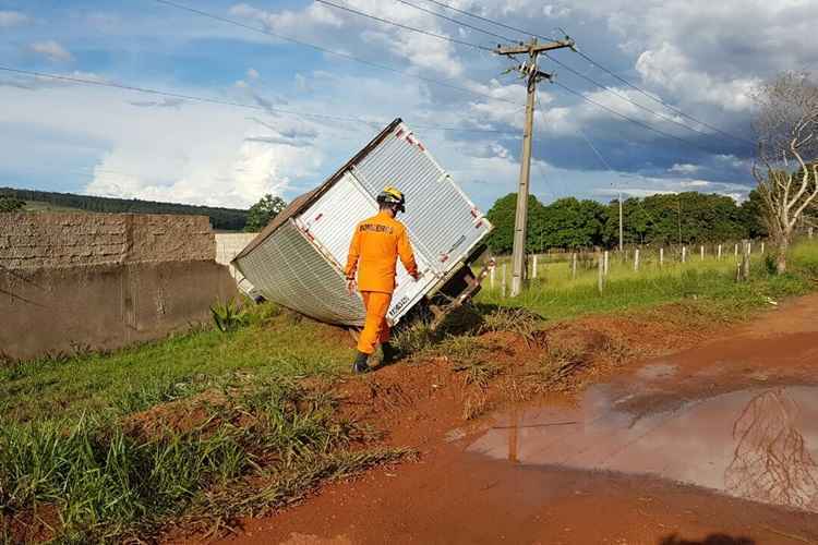 O acidente aconteceu por volta das 17h30 desta terça-feira (7/2). Bombeiros socorreram o condutor, que teve fratura no fêmur, escoriações pelo corpo e dores no tórax. Ele foi levado ao Hospital Regional de Ceilândia (HRC)