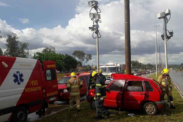 De acordo com o Corpo de Bombeiros, a mãe, Lorena Aparecida Alves Araújo, 27 anos, dirigia o carro. Ela teve escoriações leves pelo corpo e foi encaminhada ao Hospital de Base do Distrito Federal