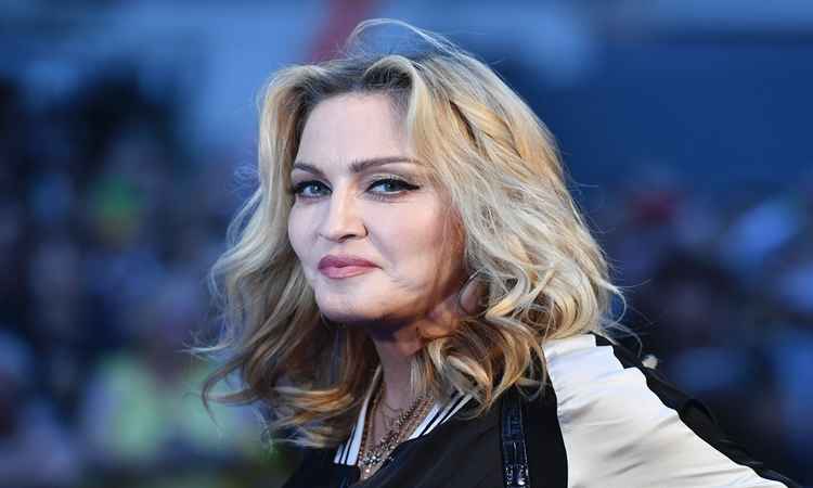 Justiça autoriza Madonna a adotar gêmeas em país africano