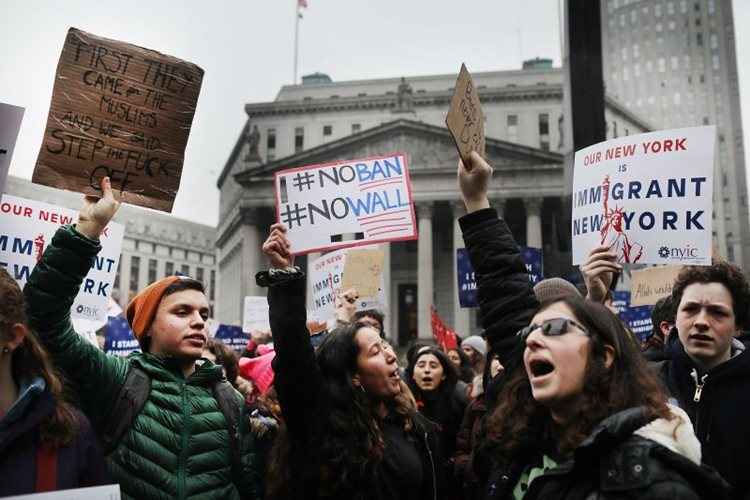 Estudantes de Nova York boicotaram as aulas, ontem, para protestar contra a política migratória de Donald Trump: 