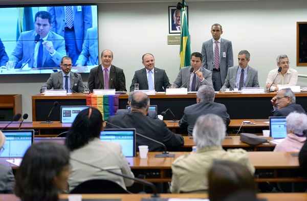 Debate foi promovido por comissão especial que analisa o projeto