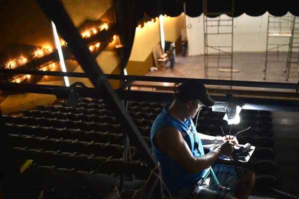 A iluminação do auditório da Escola de Música de Brasília foi revitalizada e recebeu equipamento de som e um mezanino.