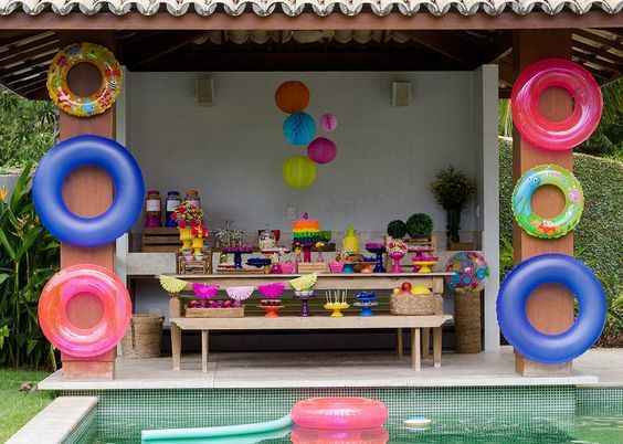 Seja no clube ou na piscina de casa aproveite os dias de sol para organizar uma divertida pool party e reunir amigos e familiares