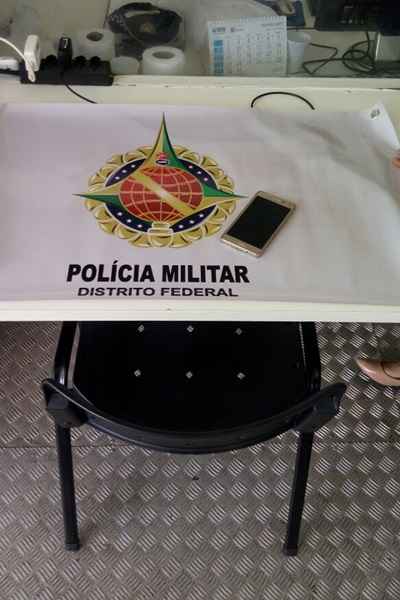 O crime aconteceu por volta das 14h desta quinta-feira (9/2). Depois de receber denúncia de testemunhas, uma equipe da PM intensificou o policiamento e conseguiu localizar o criminoso. Ele já responde por furto