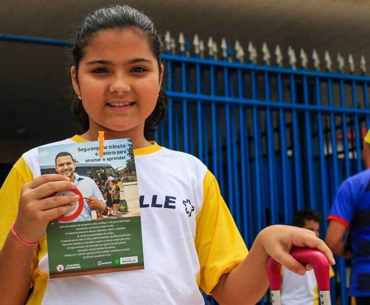 Detran-DF promove campanha de volta às aulas para orientar pais, alunos e educadores sobre como fazer, de forma correta, o embarque e o desembarque de passageiros em frente aos colégios