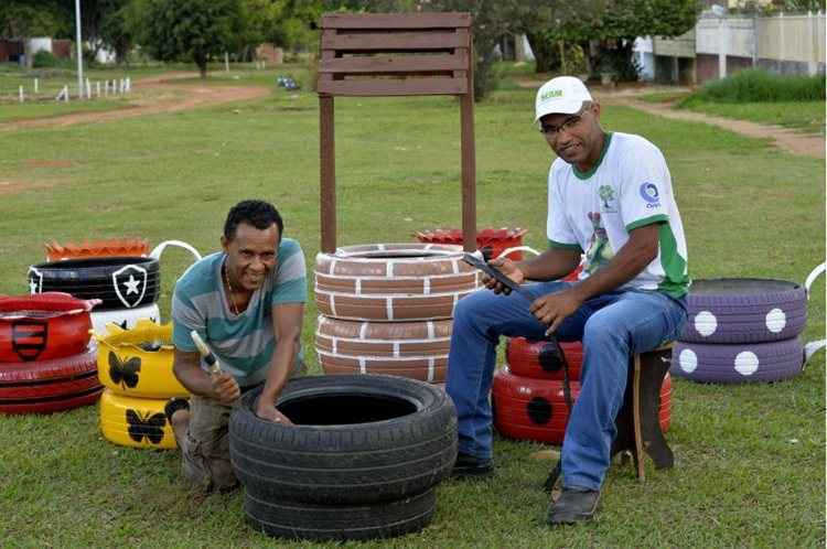 Ilton Correa, o Jamaika (D), e Nelson Rodrigues deram um toque de criatividade na instalação dos pneus