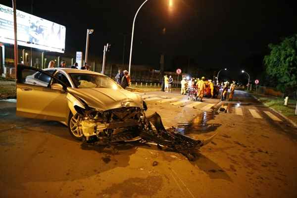 Colisão em frente ao UniCeub na madrugada de sábado