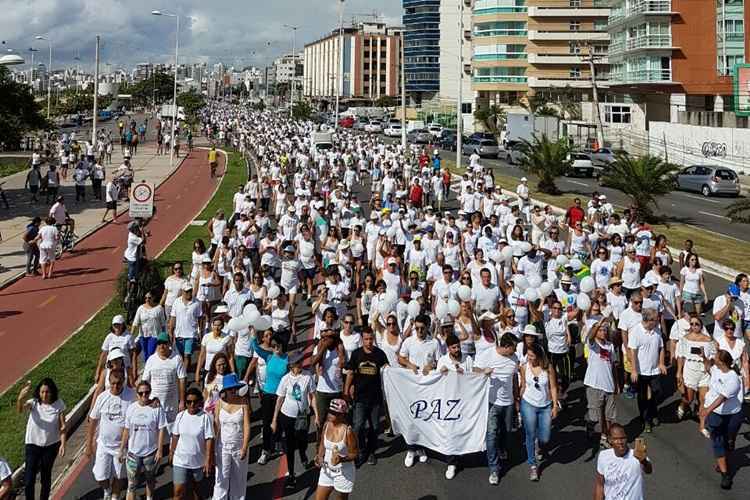 Manifestantes saíram de branco em um pedido por paz após nove dias de motim no ES