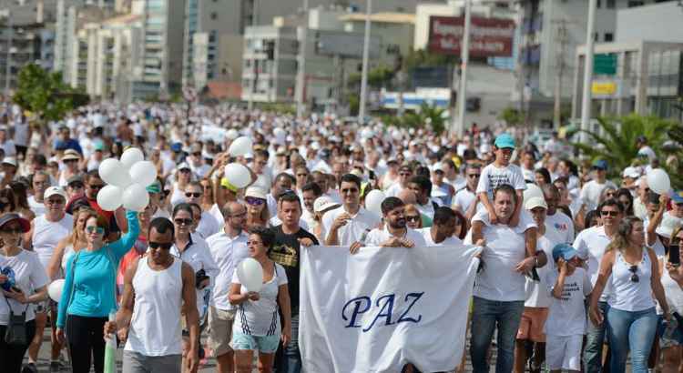 Manifestantes pediram paz em Vitória, na manhã de ontem: Planalto espera que a rotina volte ao normal