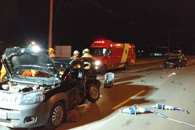 As vítimas foram transportadas para o Hospital de Base do DF. O trânsito ficou totalmente interditado