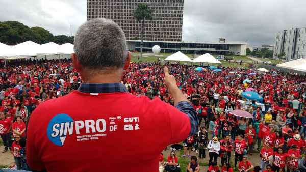 Docentes decidem se decretarão greve geral